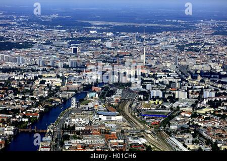 Oberbaumbrücke über die Spree, Blick Richtung Berlin-Mitte, mit Fernsehturm Berlin, 20.06.2016, Luftaufnahme, Deutschland, Berlin Stockfoto