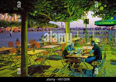 Menschen in einem Biergarten in der Altstadt von Düsseldorf, Deutschland, Nordrhein-Westfalen, Düsseldorf Stockfoto