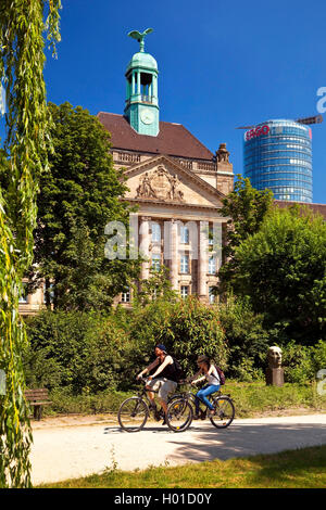 Zwei Radfahrer vor der Legislative Building der Grafschaft und der wohnturm der Ergo Office Tower, Deutschland, Nordrhein-Westfalen, Düsseldorf Stockfoto