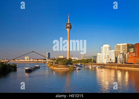 Medien Hafen mit Rheinkniebruecke, Rheinturm und Neue Zollhof, Deutschland, Nordrhein-Westfalen, Düsseldorf Stockfoto