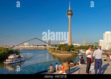 Menschen auf der Terrasse eines Restaurants mit Blick auf den Rheinturm, Deutschland, Nordrhein-Westfalen, Düsseldorf Stockfoto