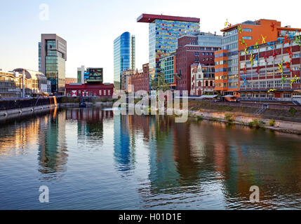 Kontrastreiche Architektur an der Media Harbour, Deutschland, Nordrhein-Westfalen, Düsseldorf Stockfoto