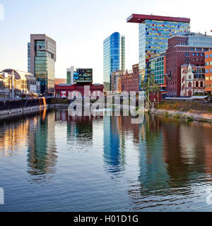 Kontrastreiche Architektur an der Media Harbour, Deutschland, Nordrhein-Westfalen, Düsseldorf Stockfoto