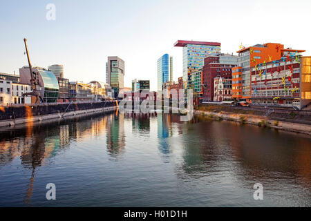 Kontrastreiche Architektur an der Media Harbour, Deutschland, Nordrhein-Westfalen, Düsseldorf Stockfoto