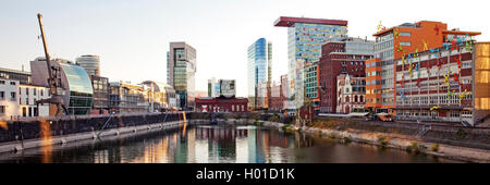 Kontrastreiche Architektur an der Media Harbour, Deutschland, Nordrhein-Westfalen, Düsseldorf Stockfoto