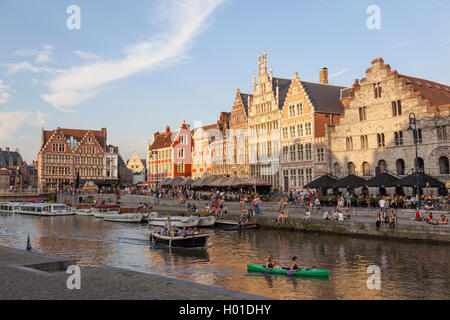 Kanus und Boote im Fluss Leie im mittelalterlichen Stadtkern in der belgischen Stadt Gent bei Sonnenuntergang Stockfoto