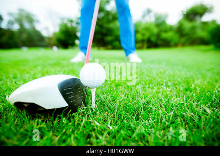 Golfer, die immer bereit, eine Aufnahme zu machen. Weitwinkel-Foto und closeup Stockfoto