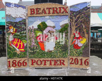 Ein gut Dressing an der Zapfsäule auf dem Marktplatz in Chesterfield Darstellung der 150. Jahrestag der Geburt von Beatrix Potter. Stockfoto