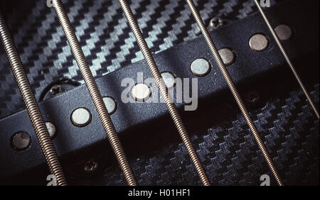 Detailansicht auf Details von Zeichenfolgen in jazz Bass-Gitarre. Stockfoto