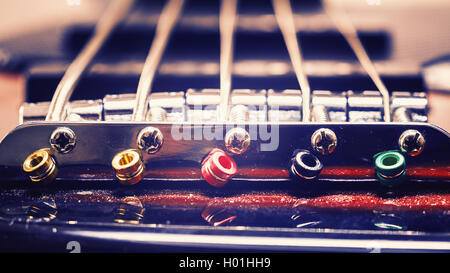 Detailansicht auf Details von Zeichenfolgen in jazz Bass-Gitarre. Stockfoto