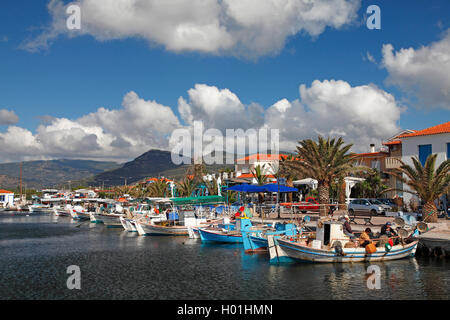 Fischerboote im Hafen von Skala Kallonis, Griechenland, Lesbos Stockfoto