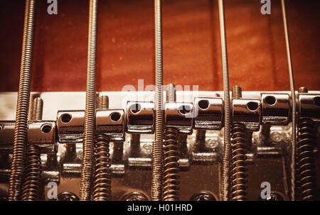 Detailansicht auf Details von Zeichenfolgen in jazz Bass-Gitarre. Stockfoto