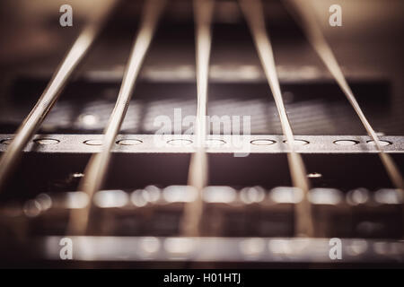 Detailansicht auf Details von Zeichenfolgen in jazz Bass-Gitarre. Stockfoto