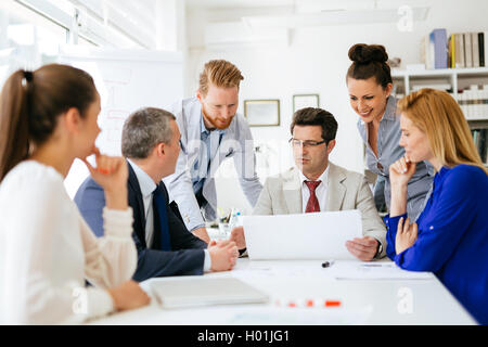 Unternehmer zusammen und sprechen über neue Ideen im Büro Stockfoto