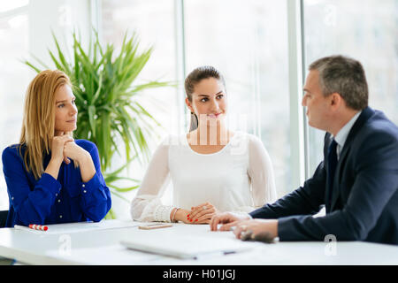 Geschäftsleute und Architekten diskutieren zukünftige Pläne Stockfoto