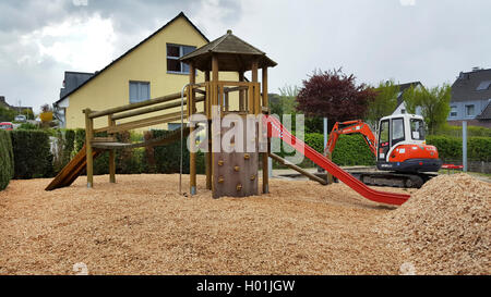 Kinderspielplatz mit Holz Chip als Absturzsicherung in einem Wohngebiet. Stockfoto