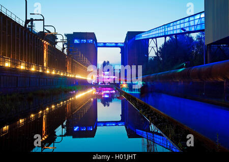 Beleuchtete Kokerei Hansa im Abendlicht, Extraschicht, die Nacht der Industriekultur, Deutschland, Nordrhein-Westfalen, Ruhrgebiet, Dortmund Stockfoto