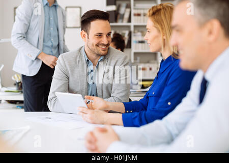 Glücklich Geschäftsleute brainstorming im Büro Stockfoto