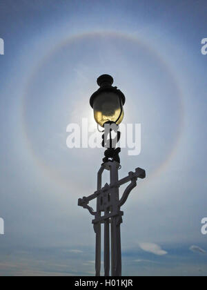 Halo um street lamp, Deutschland, Hamburg Stockfoto