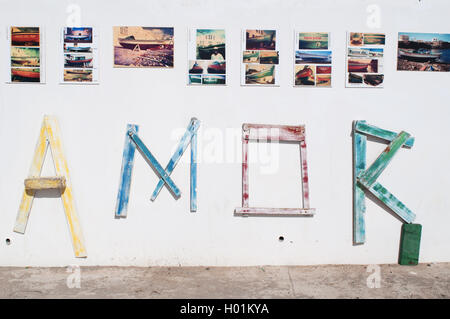 Fuerteventura, Kanarische Inseln, Nordafrika: das Wort Liebe, Amor in Spanisch, bestehend aus Holz von alten Boote auf eine weiße Wand in El Cotillo Stockfoto