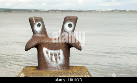 Lustiges Gesicht lackiert auf marine Festmacher Poller Stockfoto