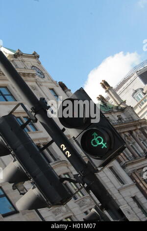 London Pride, schwul und Trans Symbol, Ampeln, Trafalgar Square in London, Vielfalt, LGBT-Gemeinschaft, Fußgängerverkehr Zeichen Stockfoto