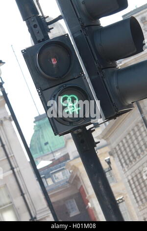 London Pride, schwul und Trans Symbol, Ampeln, Trafalgar Square in London, Vielfalt, LGBT-Gemeinschaft, Fußgängerverkehr Zeichen Stockfoto