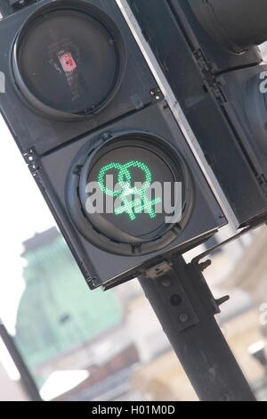 London Pride, schwul und Trans Symbol, Ampeln, Trafalgar Square in London, Vielfalt, LGBT-Gemeinschaft, Fußgängerverkehr Zeichen Stockfoto