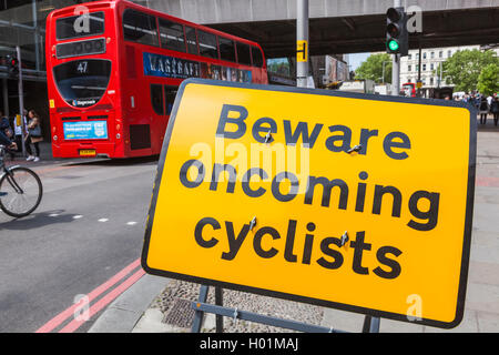 England, London, Southwark, Radfahrer Bewusstsein Zeichen Stockfoto