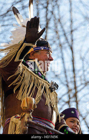Ray Halbritter winkt der Menschenmenge von der Oneida Indian Nation Float bei Macy's Thanksgiving Day Parade in New York City. Stockfoto