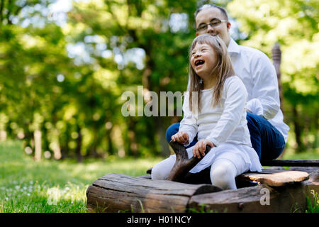 Menschen mit Down-Syndrom, Spaß im Freien und lächelnd Stockfoto