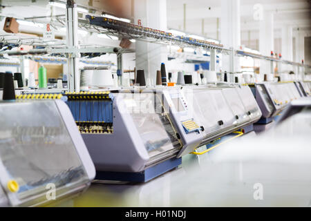 Strick- und Webmaschinen in der Textilindustrie Stockfoto