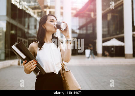 Geschäftsfrau auf der gehen trinken Kaffee im freien Stockfoto