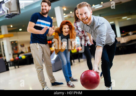 Freunden bowling und Momente gemeinsam genießen Stockfoto