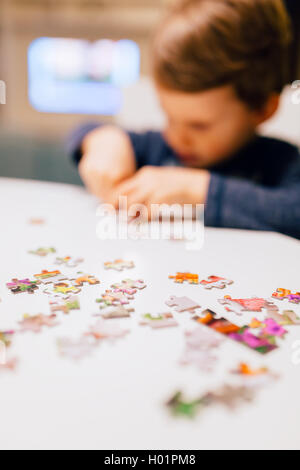 2 Jahre altes Kind konzentrieren und Lösung puzzle Stockfoto