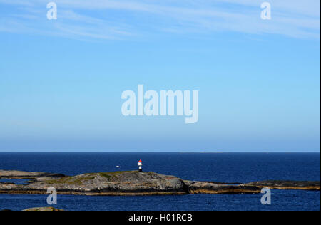 Kleinen Leuchtturm auf einer kleinen Insel in Norwegen Stockfoto