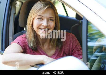 Porträt von Reife Frau Auto fahren Stockfoto