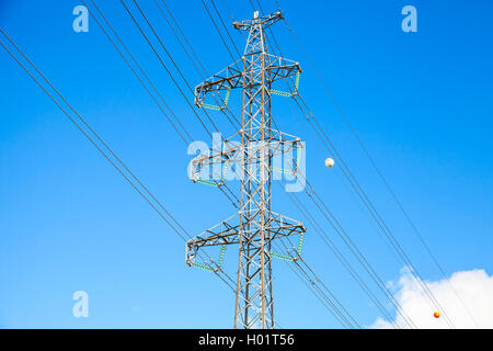 Gitter-Typ Stahl Turm als Teil der Hochspannungsleitung. Überlandleitungen Positionsdetails. Stockfoto