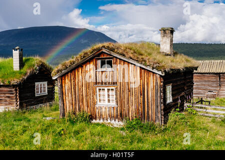 Alten Grasdach beherbergt unter einem Regenbogen in der Nähe von Lom, Oppland, Norwegen Stockfoto