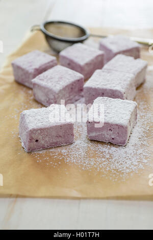 Hausgemachte Brombeere und rose Marshmallows geschnitten und mit Puderzucker bestäubt. Stockfoto