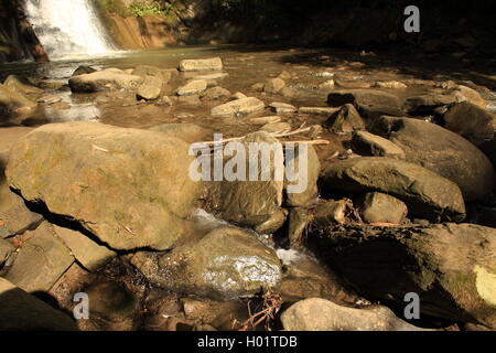 Gebirgsbach mit Wasserfall in der Ferne Stockfoto