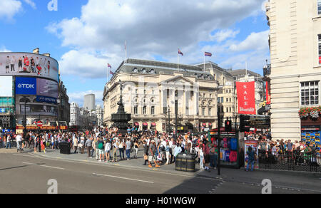 Piccadilly Circus an einem Sommertag in London Stockfoto