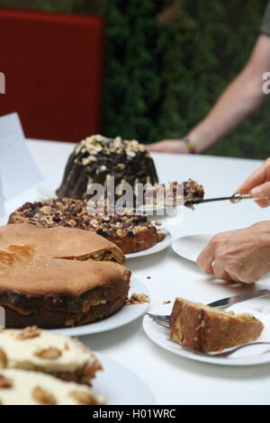 Büro Bake Off hausgemachte Kuchen Stockfoto