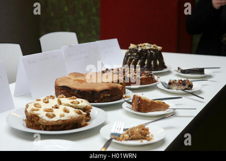 Büro Bake Off hausgemachte Kuchen Stockfoto