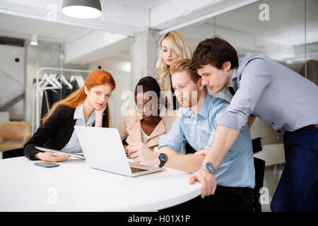Erfahrene Designer und Geschäftsleute in ordentlich modernen Büro Stockfoto