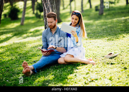 Niedliche Uni Studenten zusammen in der Natur Stockfoto