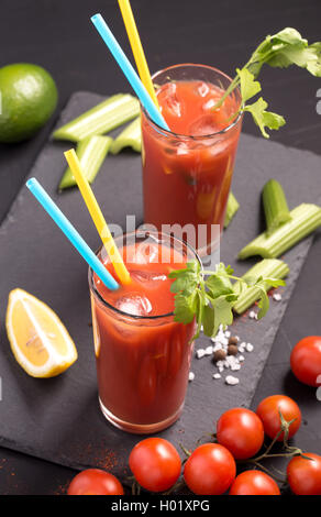 Zwei Gläser von Bloody Mary oben Stockfoto