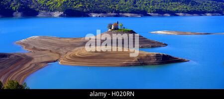 Kleine Kirche von Saint Michel in den künstlichen lakeLac de Serre-Poncon, Hautes-Alpes, Frankreich Stockfoto