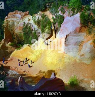 Ockerfelsen von Roussillon, Frankreich, Provence, Luberon, Roussillon Stockfoto