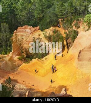 Ockerfelsen von Roussillon, Frankreich, Provence, Luberon, Roussillon Stockfoto